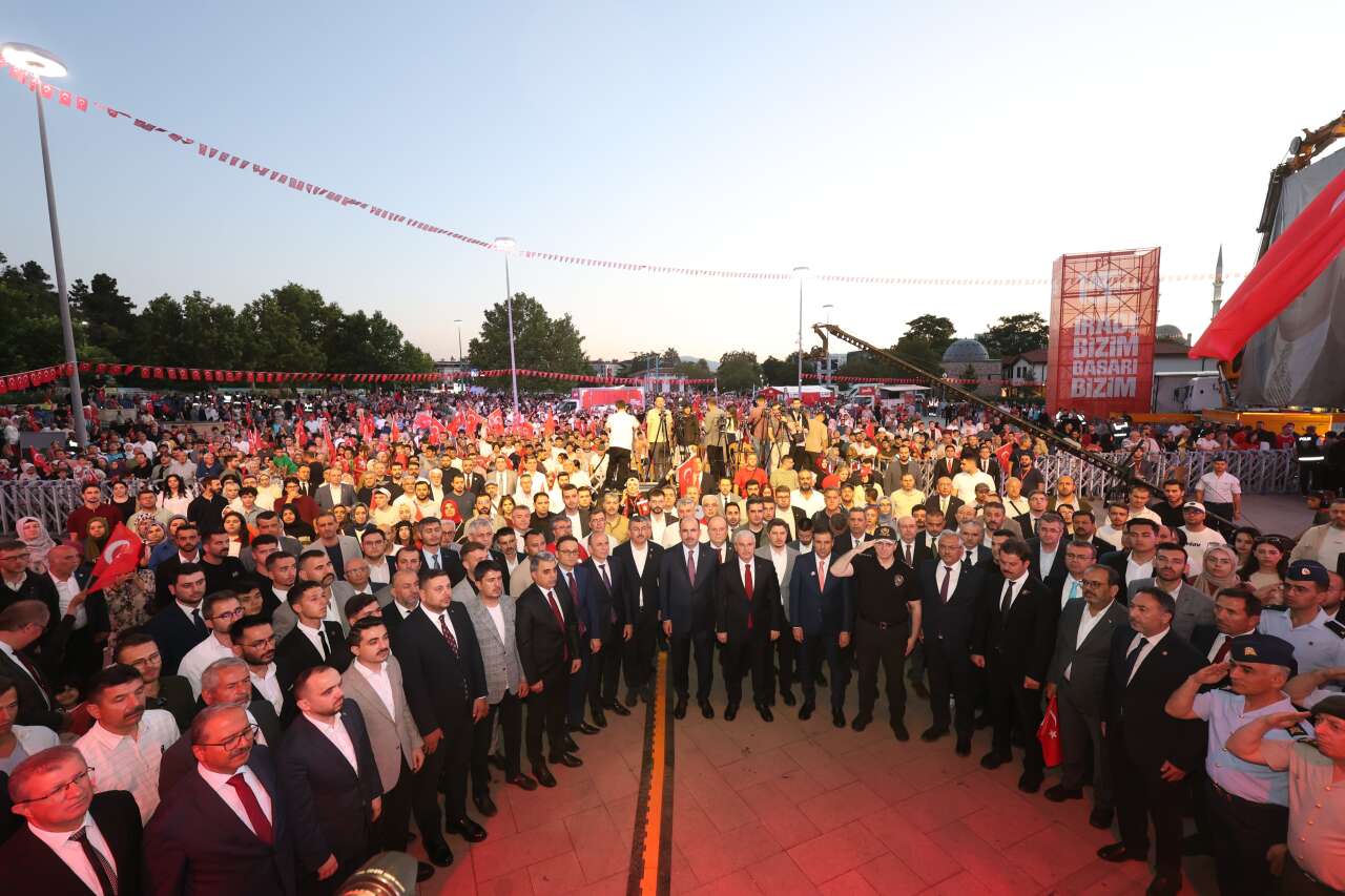Konya'da 15 Temmuz gecesi! Kılıçarslan Meydanı'na insan seli 14